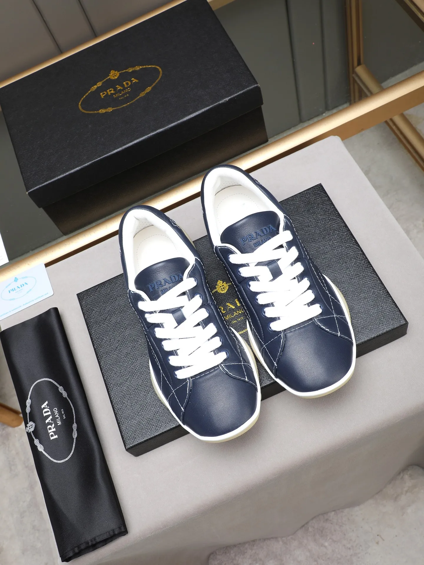 Men's Men's Shoes 💰700 Prada/Prada 1:1 men's casual shoes combine comfort with sophisticated and innovative design. The latest model features a sporty silhouette with visible topstitching that echoes the dynamic lines of the original. Inspired by driving shoes, this sneaker uses a soft and even cow upper, with a light and flexible rubber sole with a concave and convex pattern pattern, giving the sneaker a light appearance and smoothness. The upper is equipped with sports-style stitching, the tongue and laces are injection molded with Epoxy logo, sheep lining and cow foot pads, TPU ultra-light outsole, the upper foot is soft and comfortable, light and breathable! Code:38-39-40-41-42-43-44 (45 customized)